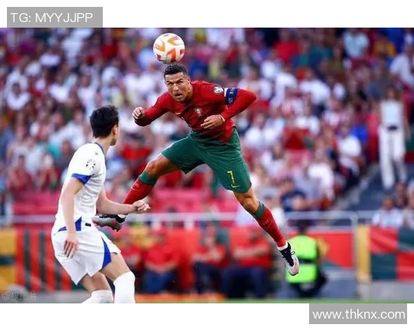 C罗挑战篮球场展现运动天赋足球明星跨界竞技引发热议